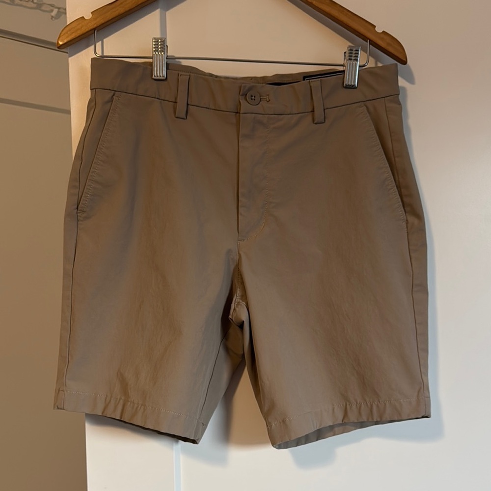 Vineyard Vine Men’s performance shorts size 30